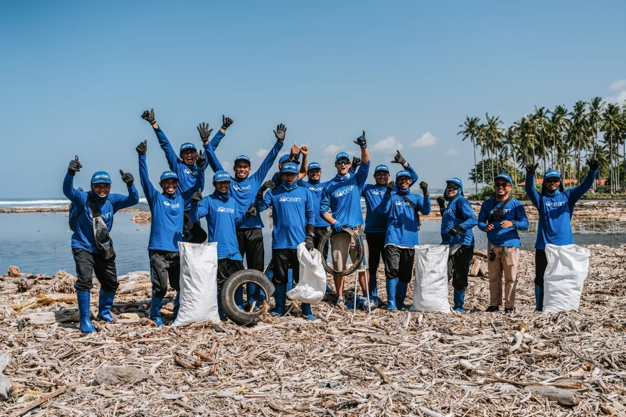 4 Oceans volunteers collecting trash on beach