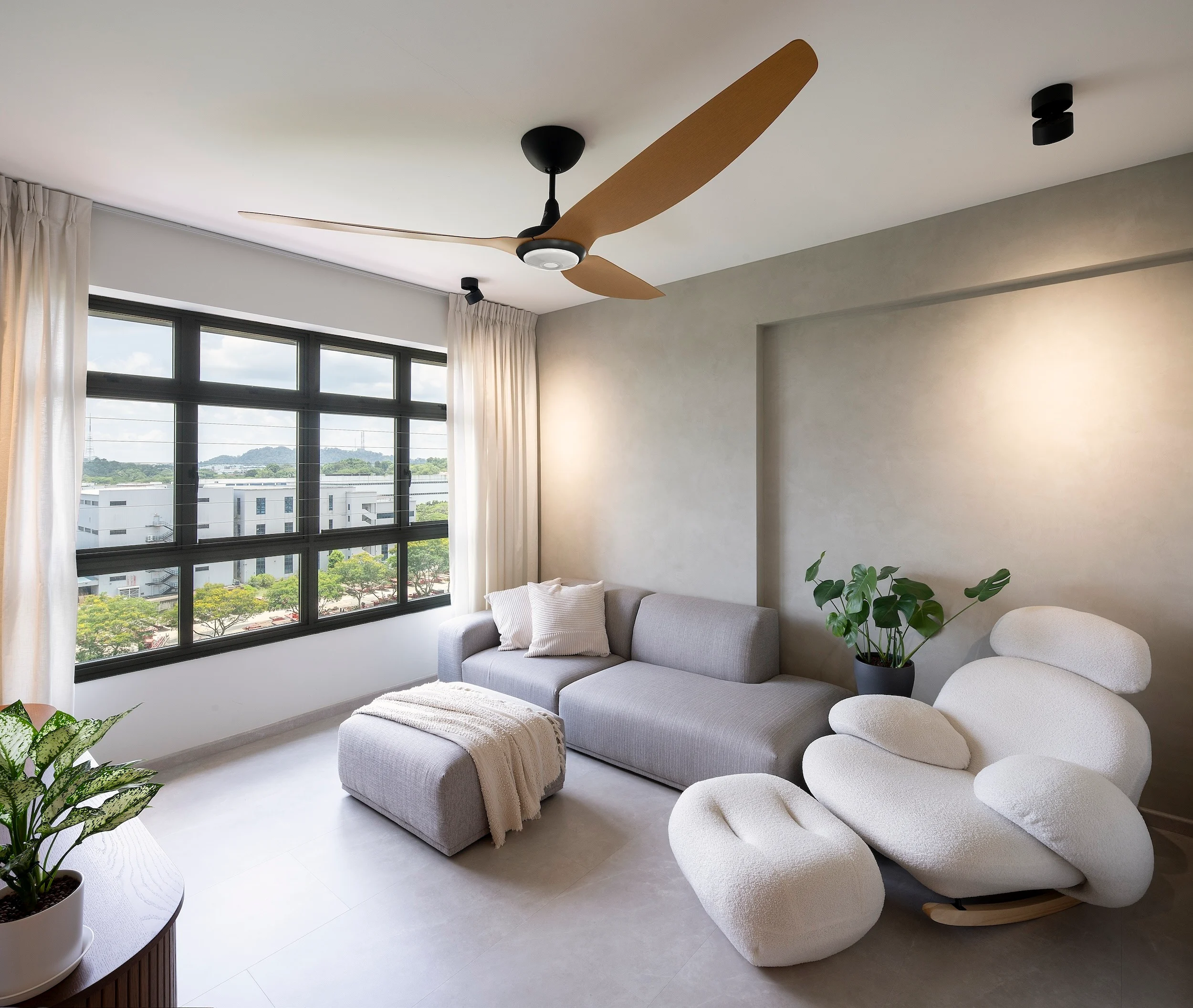 High ceiling fan in the living room